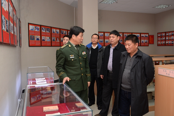 为了增进两校友谊,曹学义代表武警工程大学向商洛红色文化资料馆捐赠